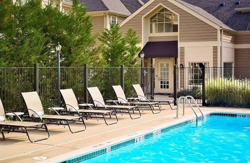 Schaumburg Hotel | Your Relaxing Getaway Awaits! Close to West Meadows Ice Arena, Rolling Meadows