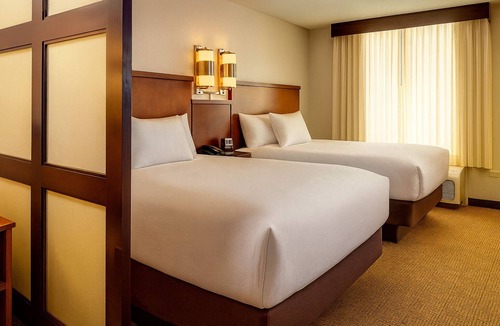Gwinnett Place Hotel | Your Relaxing Getaway Awaits! 3 Great Units! Near Pirate’s Cove Adventure Golf!