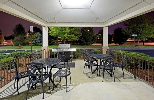 Somerset Apartment | Your Relaxing Getaway Awaits! 2 Family-friendly units near Billy Bob's Texas!