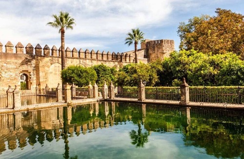 Centro Comercial Apartment | Your Sanctuary with a View of History: Live Córdoba from the Heart of the City