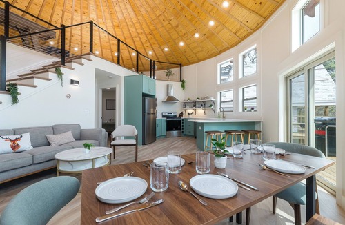 Keezletown Cabin | Yurt, mins to slopes, Hot Tub, Arcade Room, Pool Table, PS5, Fire Pit EV charger