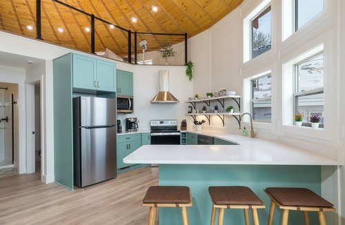 Keezletown Cabin | Yurt, mins to slopes, Hot Tub, Arcade Room, Pool Table, PS5, Fire Pit EV charger
