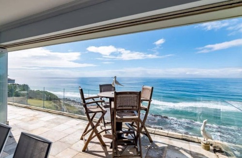 Shaka's Rock Apartment | 3 Bedroom Beachfront Apartment