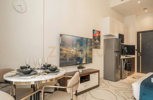 International City Apartment | Zapbed-Modern Studio Petalz By Danube