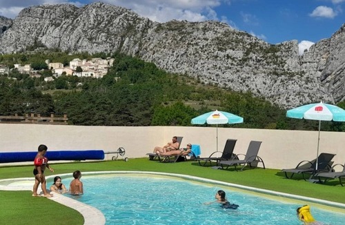 Saint-Auban Ski Chalet | ZEcamping 2* avec piscine restaurant vue sur le village de Saint Auban