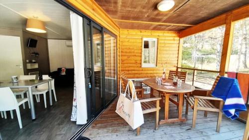 Saint-Auban Ski Chalet | ZEcamping 2 avec piscine restaurant vue sur le village de Saint Auban