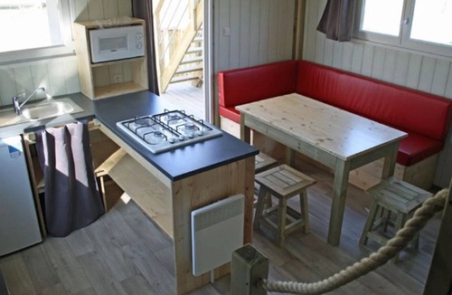 Secondigny Ski Chalet | ZEcamping 4 étoiles familial piscine chauffée locatif BBQ clim 36m2