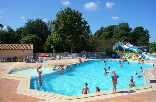 Challans House | ZEcamping 4* espace aquatique club enfant locatif TV BBQ 28m2 4 pers
