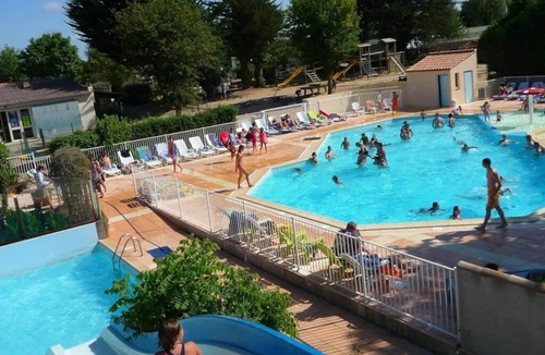 Challans House | ZEcamping 4* espace aquatique club enfant locatif TV BBQ 28m2 4 pers
