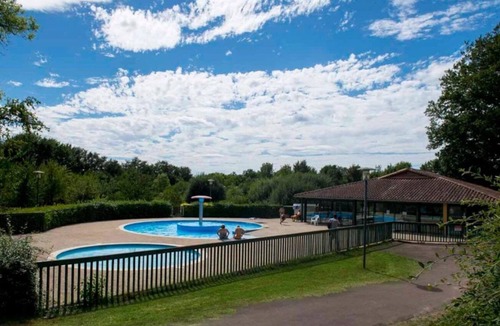 Pressignac House | ZEcamping 4* piscine couverte piscine chauffée dog friendly locatif TV