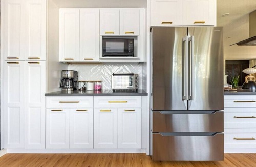 Amazon House | Zen Haus suite A&B · Luxe Spacious Retreat, UofO 1 mile, KING beds, soaking tub