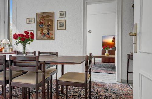 Neue Vorstadt Apartment | Zentrale Wohnung Stuttgart mit Balkon für 10 Gäste