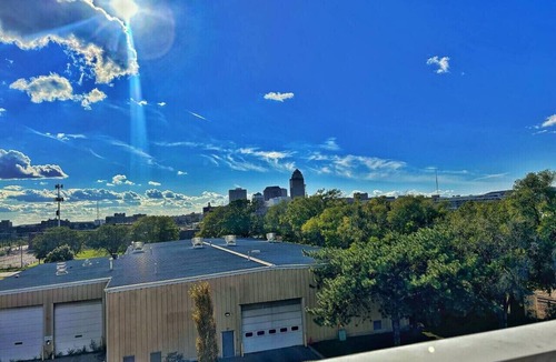 Downtown Des Moines Apartment | Zesty Orange Abode (438)