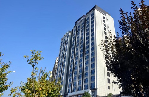 Yongding Hotel | Zhangjiajie Riverside Grand Hotel-River view nearby - River view nearby - English-speaking service -Free breakfast - 5-min drive to Tianmen Peaks Cable Car