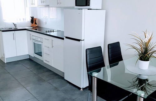 Henley Beach South Apartment | Zig Zag on Henley ~ Walk to the BEACH ~ Restuarants/cafes ~ Unlimited Wifi