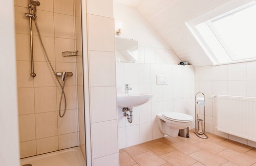 Rotacker Apartment | Zimmer 11 - Rebentisch - Hotel Ferienwohnungen Restaurant