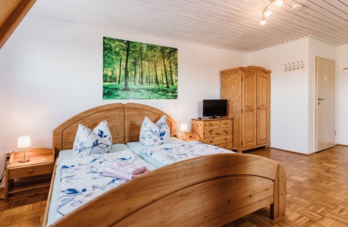 Rotacker Apartment | Zimmer 11 - Rebentisch - Hotel Ferienwohnungen Restaurant