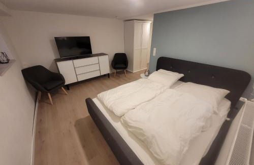 Garßen House | Zimmer im Souterrain mit eigenem Bad
