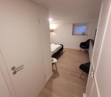 Garßen House | Zimmer im Souterrain mit eigenem Bad