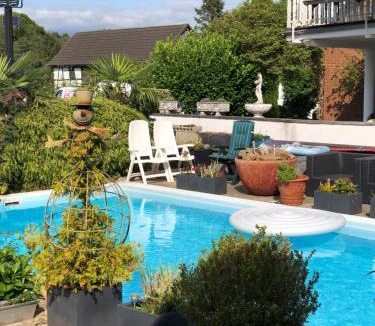 Ruppichteroth House | Zimmer mit Whirlpool und Garten
