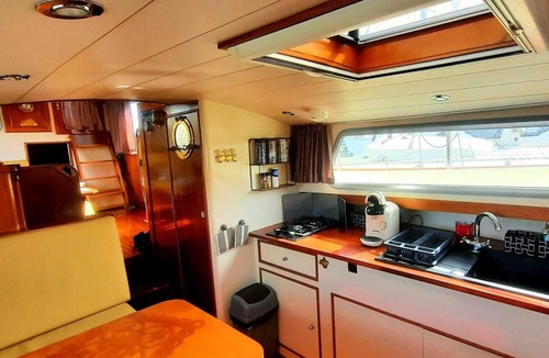 Rouen Boat Rental | Zimon Boat: Unique Accommodation in Rouen