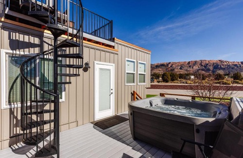 Apple Valley House | Zion Pet-Friendly Tiny Home, Hot Tub & BBQ