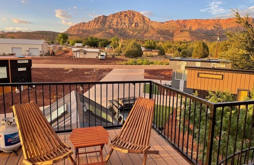 Apple Valley House | Zion Tiny Home Rooftop View Deck & Hot Tub