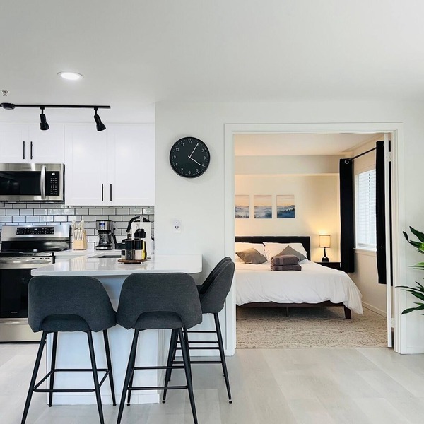 0.3 Miles to Space Needle! 2Br/2Ba Belltown Condo w/Free Garage Parking + AC