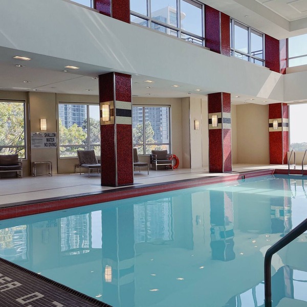 1 BDRM w pool. Perfect location. Free parking