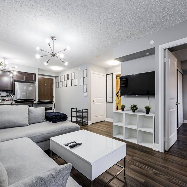 1 BDRM w pool. Perfect location. Free parking
