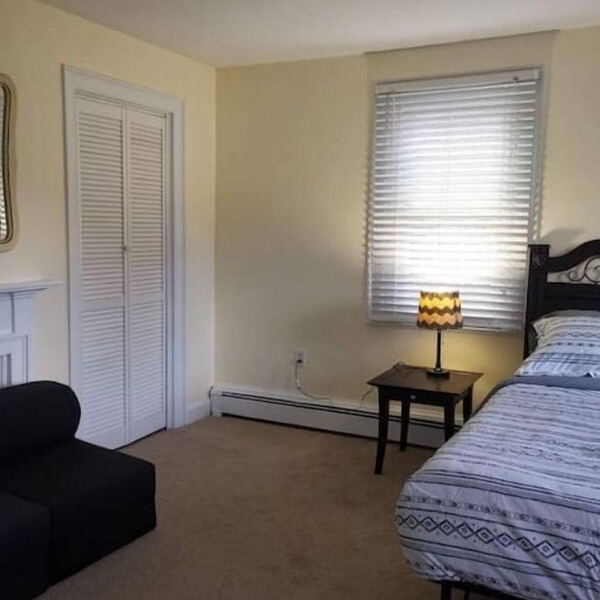 1 BR unit, private entrance and bathroom, free parking, walk to FSU