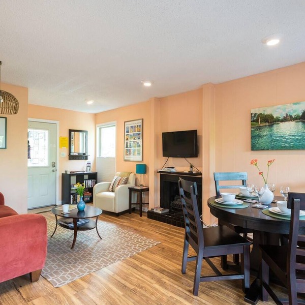 1 King bed, covered Deck; .33 mi to Zilker Park & Barton Springs; @2 mi to DT!