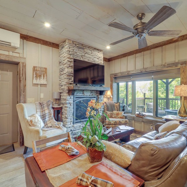 1 Mi to Beech Mtn: Cabin w/Fire Pit & BBQ!