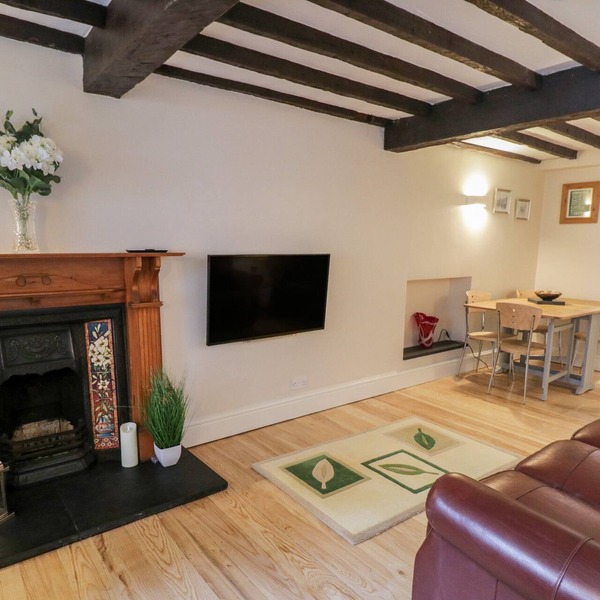 1 QUEENS SQUARE, pet friendly in Bowness-On-Windermere