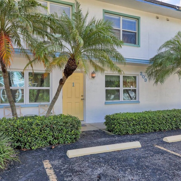 #1 Steps to Beach & Tranquility, Two Minute Walk to the Beach