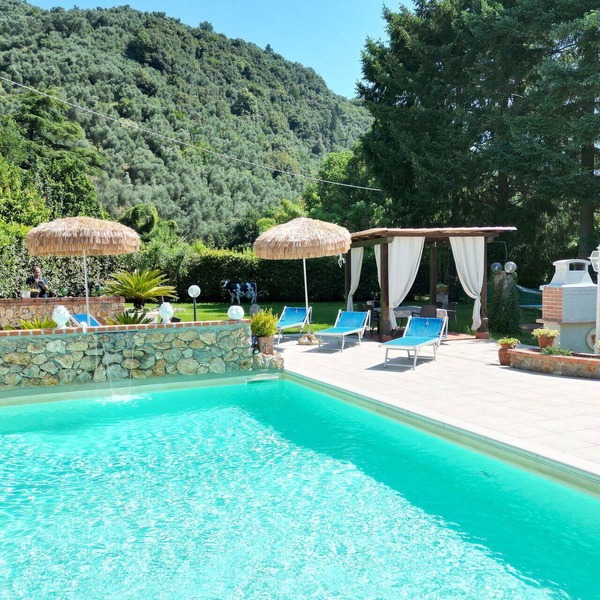 10 People - Private pool - private Garden