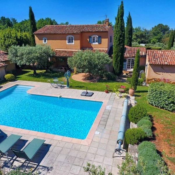 10 persons accommodation: spacious 6 pers villa + 4pers Cabanon in Aups (Provence)