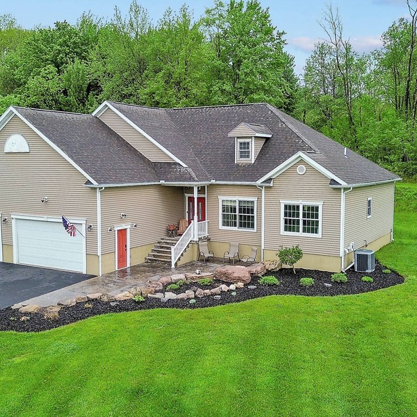 100-Acre Retreat - Hot Tub- 20 minutes to Syracuse & 10 minutes to Oneida Lake