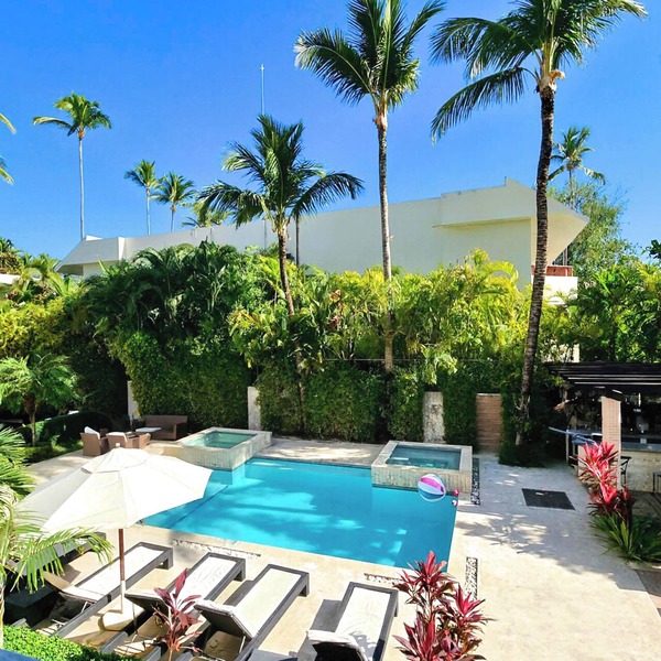 10BR Spacious Multi-Unit Retreat with Rooftop Plunge Pool - Walk to Beach +Bonus