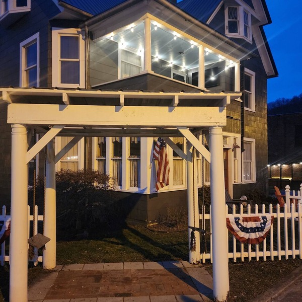 11 bed 7 bath large home and able to ride right from the home to the HMT trails