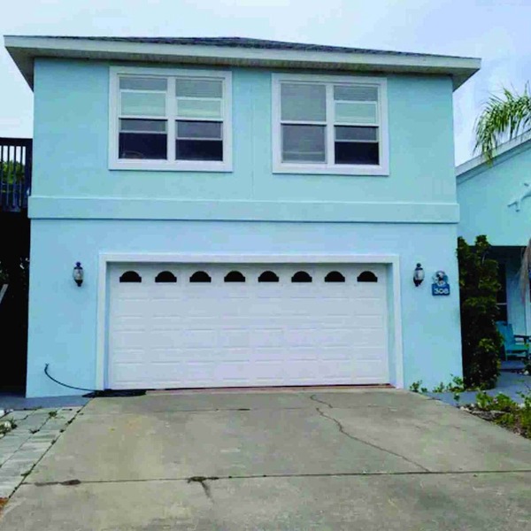 1100 Sq Ft One Bedroom - 1 Block to Uncrowded Beach