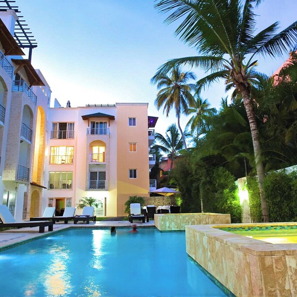 15BR Spacious Multi-Unit Retreat with Rooftop Plunge Pool - Walk to Beach +Bonus