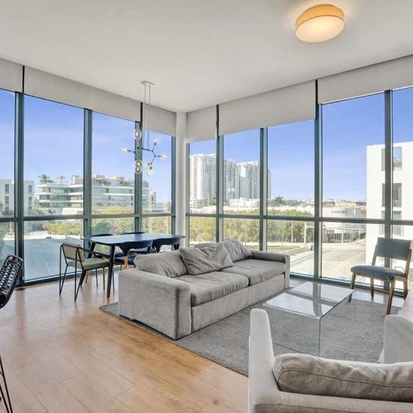 17WEST Spacious 3BR Apartment with Balcony