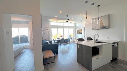 180 Mt View Huge Balcony 2BR 3Beds 2Bath 2Parkings Penthouse
