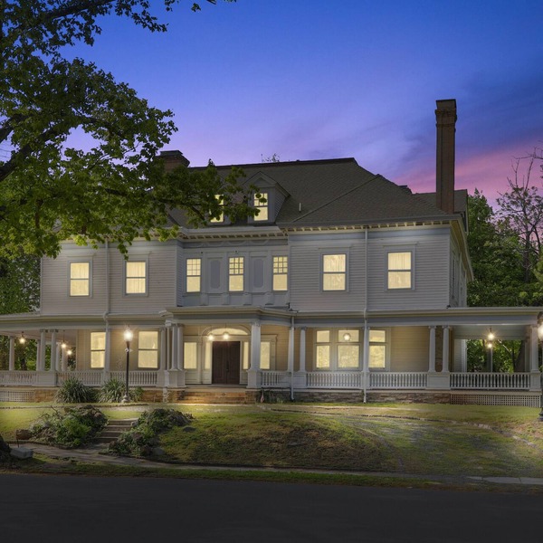 1897 MANSION 30 min to NYC Sleeps up to 26 with 12 bedrooms and 7 and 1/2 baths
