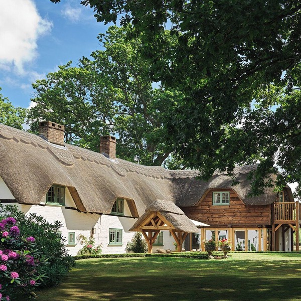18th Century Thatched House on the Edge of the New Forest with large Jacuzzi