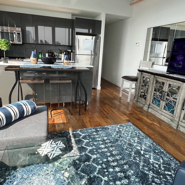 18th floor 2 bed 2 bath overlooking downtown