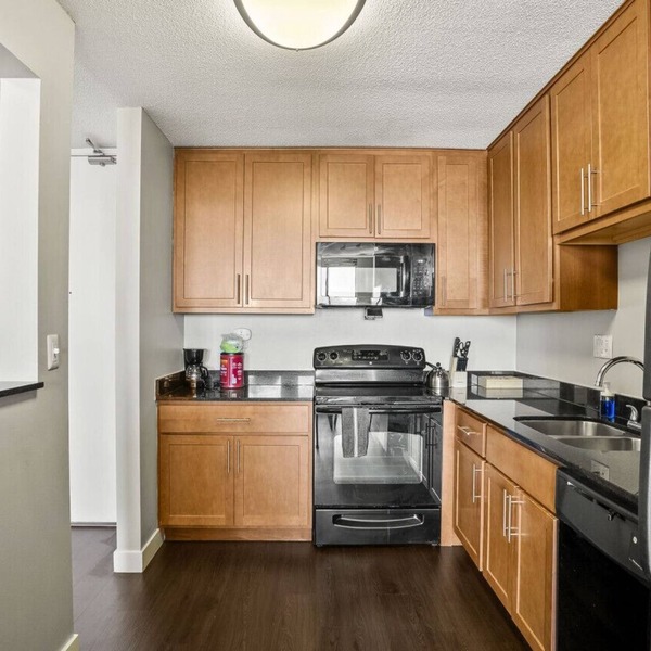 18th Floor Sky Suite| Downtown| Pool/Gym/Parking