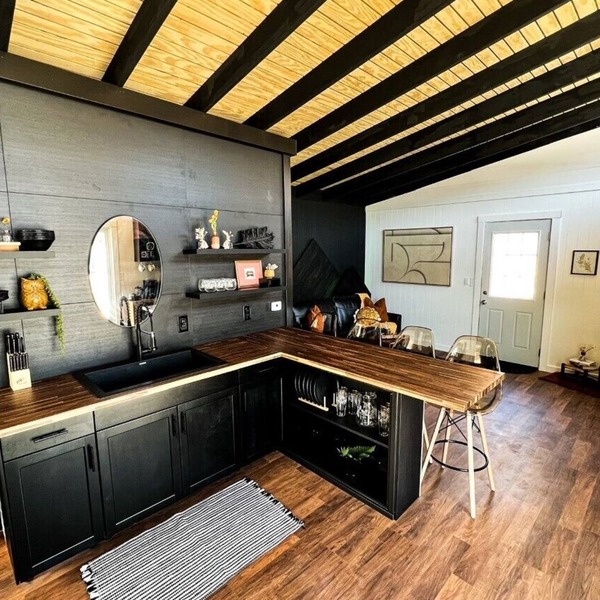 1970s Modern Floating River Cabin-HOT TUB!