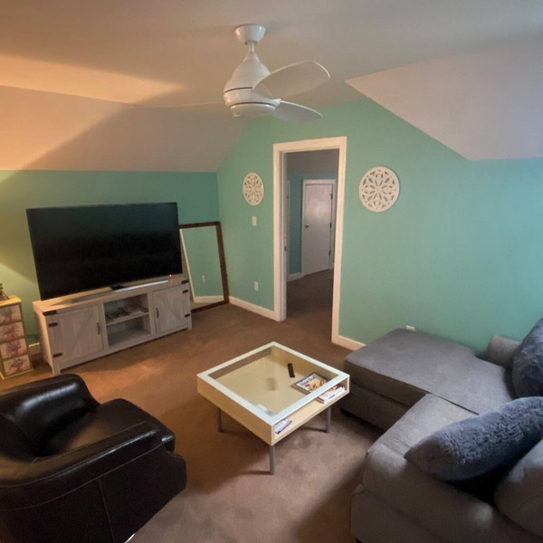 1Bedrm + full kitchen and minutes to beach& a block to trail.